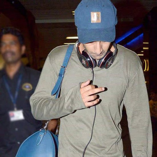 रणबीर कपूर एक बार एयरपोर्ट पर इस तरह से कैमरे में कैद हुए थे। हालांकि ये क्लियर नहीं हो पाया था कि उन्होंने जानबूझकर मिडिल फिंगर दिखाया था या नहीं।