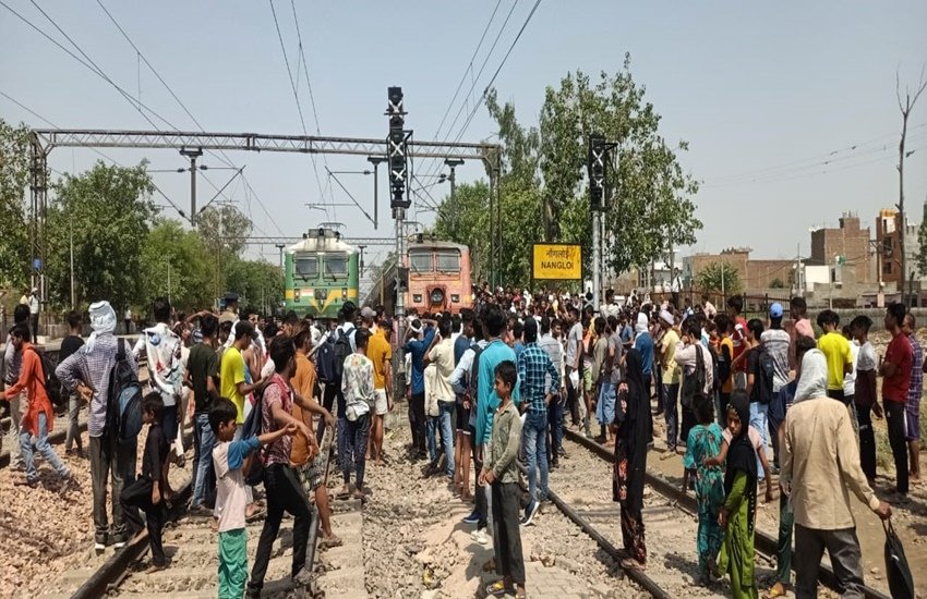दिल्ली के नांगलोई रेलवे स्टेशन पर भी इस स्कीम को लेकर विरोध प्रदर्शन जताया गया।