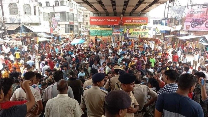 मुज्जफरनगर में अग्निपथ स्कीम के खिलाफ इस तरह सड़कों पर प्रदर्शन किया जा रहा है।