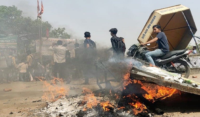 यह तस्वीर भी बिहार की है जहां उग्र हुए युवाओं ने सड़क पर कुछ इस तरह विरोध प्रदर्शन जताया।