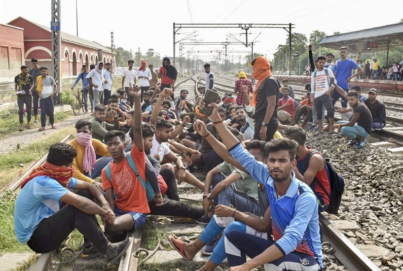 बाकी 75 प्रतिशत युवाओं को नौकरी छोड़नी पड़ेगी। सरकार की यह स्कीम युवाओं को पसंद नहीं आई है। 