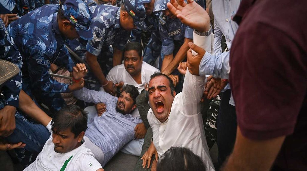 सरकार ने विरोध प्रदर्शन को देखते हुए सेना में भर्ती की तैयारी कर रहे 23 साल तक की आयु वाले युवाओं को भी अग्निपथ योजना के तहत मौका देने का फैसला किया है। (Photo Credit - PTI)