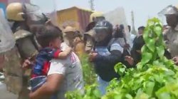 अग्निपथ पर आंदोलन! उपद्रवियों के बीच कहीं फंसी स्कूल बस तो कहीं मासूम को ले भागते दिखे लोग, ट्रक के नीचे भी छिप बचाई जान