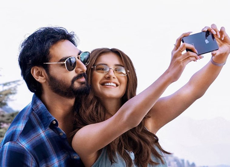 सुनील शेट्टी के बेटे अहान शेट्टी ने पिछले साल ही फिल्म तड़प से डेब्यू किया था जो आईएमडीबी में 5.2 की रेटिंग ही पा सकी थी। 