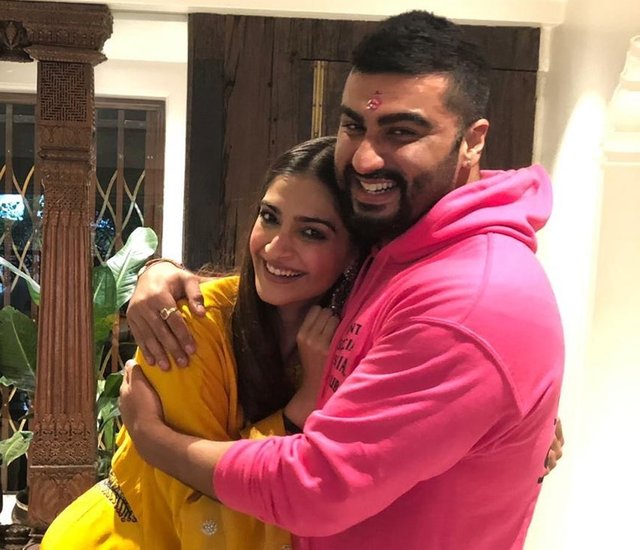 सोनम कपूर ने अर्जुन के बर्थडे पर कई तस्वीरें शेयर की हैं और अर्जुन को जन्मदिन की शुभकामनाएं दी हैं।