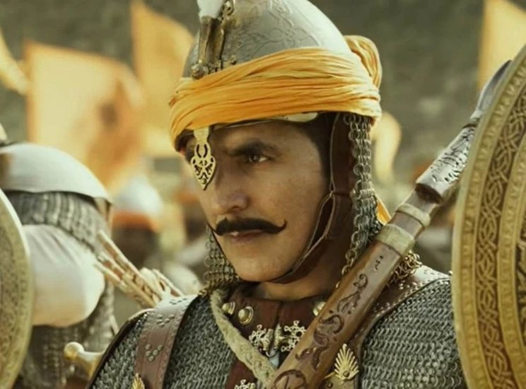 अक्षय कुमार (Akshay Kumar) की फिल्म 'सम्राट पृथ्वीराज' (Samrat Prithviraj) तीन जून को रिलीज होने वाली है। हाल ही में अक्षय कुमार ने खुलासा किया था कि उन्होंने इस फिल्म में 6 किलो की कॉस्ट्यूम पहनी है जिसमें शूटिंग कर पाना बेहद मुश्किल था। इससे पहले अक्षय ने फिल्म 'केसरी' (Kesari Movie) के लिए 6 किलो की पगड़ी पहनी थी। हालांकि अक्षय कुमार से पहले भी कई स्टार्स ऐसे रहे हैं जिन्होंंने भारी भरकम कॉस्ट्यूम पहनकर फिल्म की शूटिंग की है। आईये डालते हैं एक नजर - 