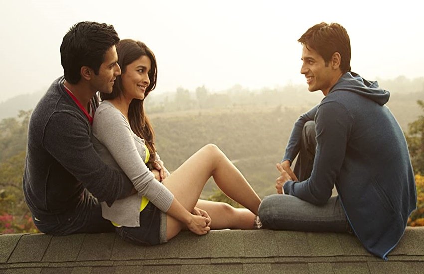 कई स्टारकिड्स बॉलीवुड (Bollywood Starkids) में डेब्यू कर चुके हैं तो वहीं कुछ स्टारकिड्स डेब्यू (Starkids Debut) करने वाले हैं। आलिया भट्ट (Alia Bhatt), जाह्नवी कपूर (Janhvi Kapoor), अनन्या पांडे (Ananya Pandey) समेत कई ऐसे स्टारकिड्स हैं जिनकी डेब्यू फिल्में आईएमडीबी (IMDb) की रेटिंग में 6 तक भी नहीं पहुंच पाई। आलिया भट्ट (Alia Bhatt) और वरुण धवन (Varun Dhawan) ने स्टूडेंट ऑफ द ईयर से डेब्यू किया था। इस फिल्म को 5.2 रेटिंग मिली थी।