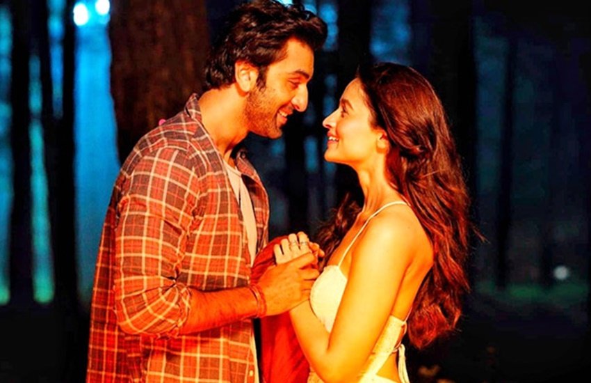 कई फिल्म और टीवी स्टार्स हैं जो सेट पर काम के दौरान बेहोश होकर गिर चुके हैं। इनमें से लगभग सभी की तबीयत क्षमता से ज्यादा काम करने के कारण बिगड़ी। सेट पर बेहोश होकर गिरने वालों में ब्रह्मास्त्र (Brahmastra) एक्ट्रेस आलिया भट्ट (Alia Bhatt) से प्रियंका चोपड़ा (Priyanka Chopra) तक के नाम शामिल हैं।