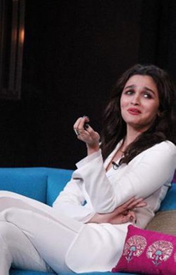 Alia Bhatt Pregnant: बॉलीवुड एक्ट्रेस आलिया भट्ट मां बनने वाली हैं। उन्होंने खुद अपनी प्रेग्नेंसी की खबर फैंस के साथ शेयर की है। आलिया भट्ट ने अपनी गुड न्यूज के साथ कुछ फोटोज भी शेयर की हैं। 