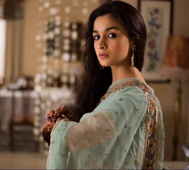 Raazi: आलिया भट्ट की फिल्म राजी भी इसी थीम पर आधारित है और थ्रिलर से भरपूर है। यह अमेजन प्राइम पर उपलब्ध है। 