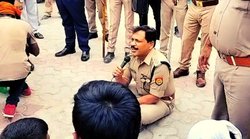 “अग्निपथ” पर आक्रोशित प्रदर्शनकारियों के सामने जब सड़क पर बैठ SP लगवाने लगे “भारत माता की जय” के नारे, लोग बोले- ये भीड़ नियंत्रित करने के मास्टर-ब्लास्टर