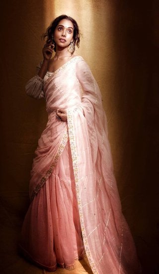 अनुप्रिया गोयंका को वेब सीरीज में अपने बॉयफ्रेंड एसआई उजागर सिंह संग रोमाटिंक सीन करते हुए दिखाया गया था। (Photo: Anupriya Goenka Instagram) (यह भी पढ़ें: जब अच्छे ऑडिशन के बाद भी रिजेक्ट हो जाते थे Ashram 3 के ‘भोपा स्वामी’, छत छिन जाने का भी सताता था डर)