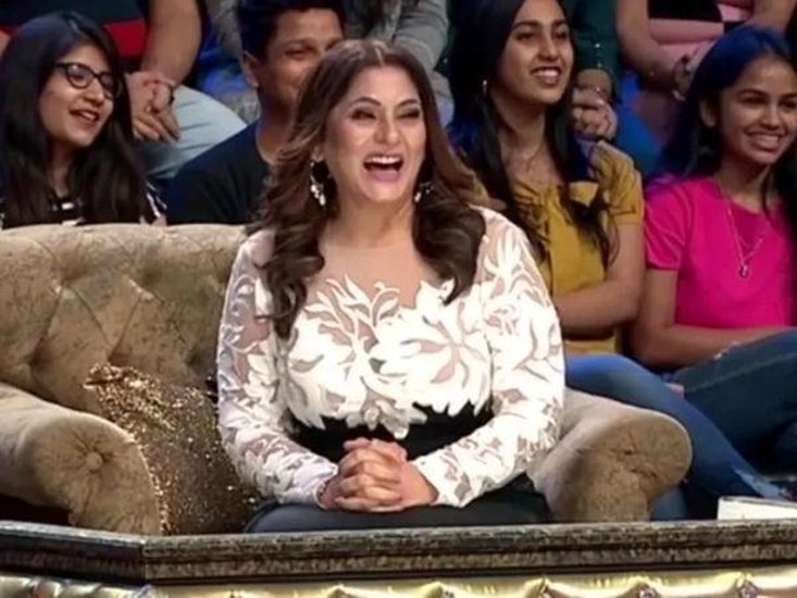 अर्चना की इस फरियाद को किनारे करते हुए प्रोडक्शन हाउस ने उनसे कहा कि आप बस कैमरे के सामने अपने हंसने वाले रिएक्शन और कुछ कमेंट्स रिकॉर्ड करवा दीजिए और फिर चले जाइएगा।