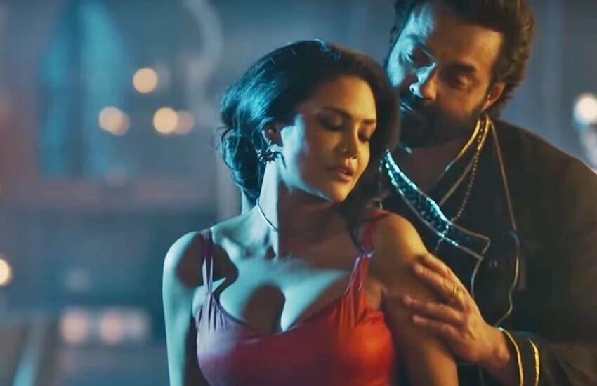 Ashram 3 Actress Esha Gupta: प्रकाश झा (Prakash Jha) की वेब सीरीज (Web Series) आश्रम 3 ओटीटी (OTT) प्लेटफॉर्म एमएक्स प्लेयर (MX Player) पर स्ट्रीम हो रही है। सीरीज के तीसरे सीजन में ईशा गुप्ता (Esha Gupta) ने सोनिया के किरदार में एंट्री मारी है। इस सीरीज में ईशा गुप्ता और बॉबी देओल (Bobby Deol) के बीच इंटिमेट सीन भी दिखाए गए हैं। ईशा गुप्ता ने एक इंटरव्यू में बताया है कि एक बार रियल लाइफ में उनका सामना किसी ढोंगी बाबा से हो गया था। 