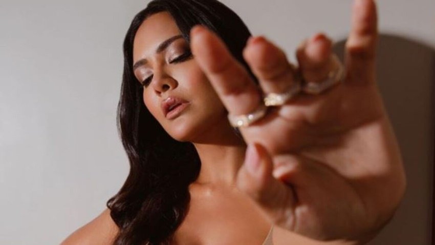 ईशा गुप्ता ने कहा कि उन्हें ये समझते देर नहीं लगी कि बाबा ढोंगी है और धर्म के नाम पर उन्हें बेवकूफ बनाकर पैसे ऐंठना चाहता है। (यह भी पढ़ें- ईशा गुप्ता से त्रिधा चौधरी तक, किसी ने पापा से पूछकर तो किसी ने तकिये से प्रैक्टिस के बाद बॉबी देओल संग शूट किये इंटिमेट सीन)