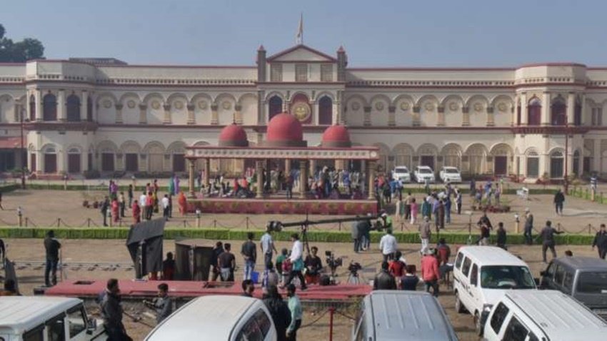 जिस आश्रम में बाबा निराला का निवास दिखाया गया है वह भोपाल का नूर अस सबा पैलेस है।