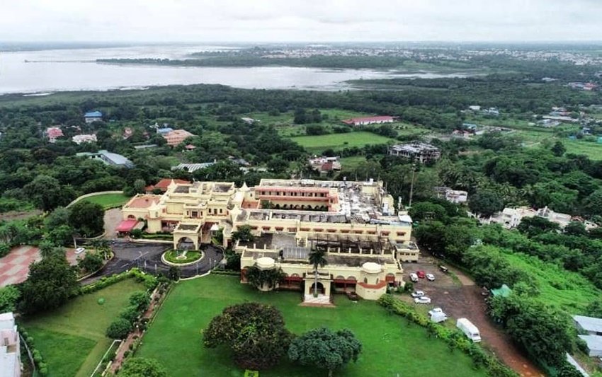 यह पैलेस 18 एकड़ में फैला हुआ है। पैलेस का निर्माण भोपाल के आखिरी नवाब हमीदुल्लाह खान ने अपनी सबसे बड़ी बेटी आबिदा के लिए 1920 में बनवाया था। 