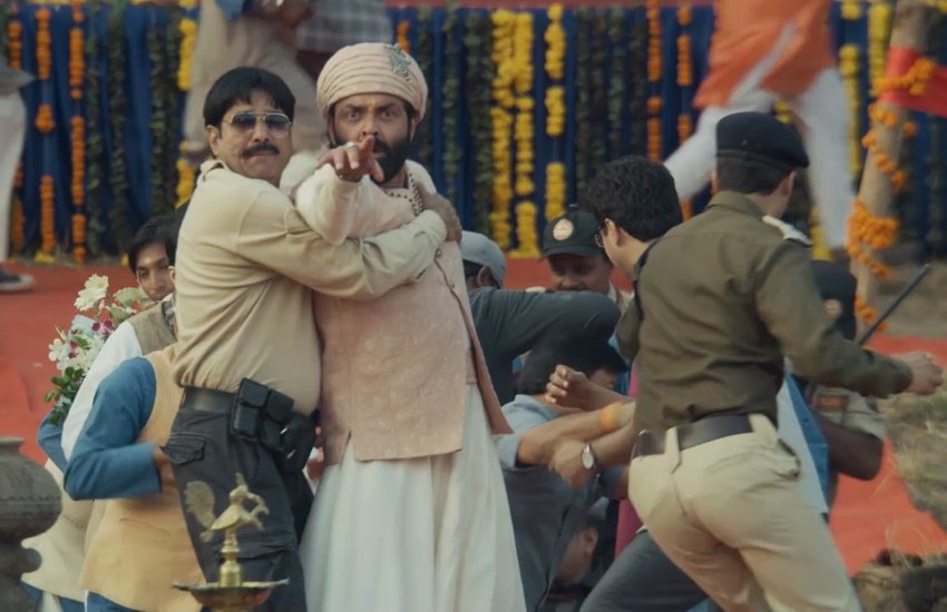 आश्रम 3 (Ashram 3) में बॉबी देओल (Bobby Deol) बाबा निराला के किरदार में लोगों का जिल जीत रहे हैं। प्रकाश झा (Prakash Jha) की इस वेब सीरीज (Web Series) में बाबा निराला की सुरक्षा का जिम्मा माइकल नाम के शख्स के हाथों में है। माइकल का रोल प्ले किया है एक्टर जहांगीर खान (Jahangir Khan) ने।