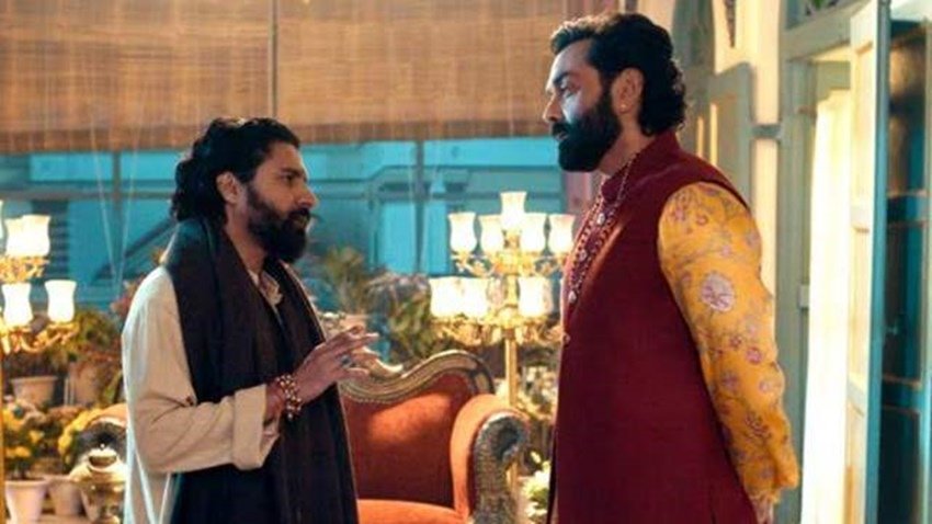कई फिल्में और वेब सीरीज (Web Series) ऐसी हैं जिनमें एक्टर और एक्ट्रेस के अलावा साइड रोल में काम कर रहे किरदारों ने खूब वाहवाही लूटी है। कई बार एक्ट्रेस को छोड़कर लीड और साइड कैरेक्टर की जोड़ियों ने लोगों को खूब आकर्षित किया है। आश्रम वेब सीरीज (Ashram Web Series) की ही बात करें तो इसमें बाबा निराला (Baba Nirala) और भोपा स्वामी (Bhopa Swami) की जोड़ी को दर्शकों ने काफी पसंद किया है। 