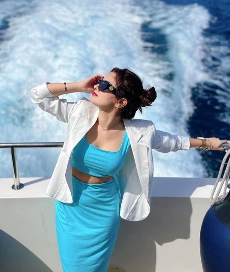 टीवी एक्ट्रेस अवनीत कौर (Avneet Kaur) बीते कई दिनों से मालदीव (Maldives) में हैं। वह वहां से लगातार अपनी तस्वीरें शेयर कर फैंस की वाहवाही लूट रही हैं। कभी वह समुद्र किनारे तो कभी बाथटब से अपना ग्लैमरस अंदाज दिखा रही हैं।  