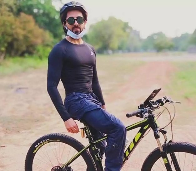 आयुष्मान खुराना (Ayushmann Khurrana) कई बार साइकिल चलाते हुए तस्वीरें शेयर कर चुके हैं। उन्हें भी साइकिल से बेहद प्यार है। 