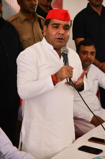 इस उपचानव में धर्मेंद्र यादव अखलेश यादव के बाद अपनी किस्मत आजमा रहे हैं।