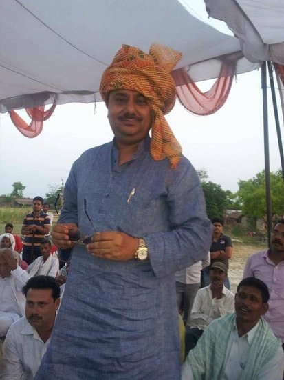 बात गाड़ियों की करें तो एक चीज चौंकाने वाली नजर आती है। तीनों में सबसे कम संपत्ति के मालिक निरहुआ के पास सबसे लग्जरी गाड़िया हैं।