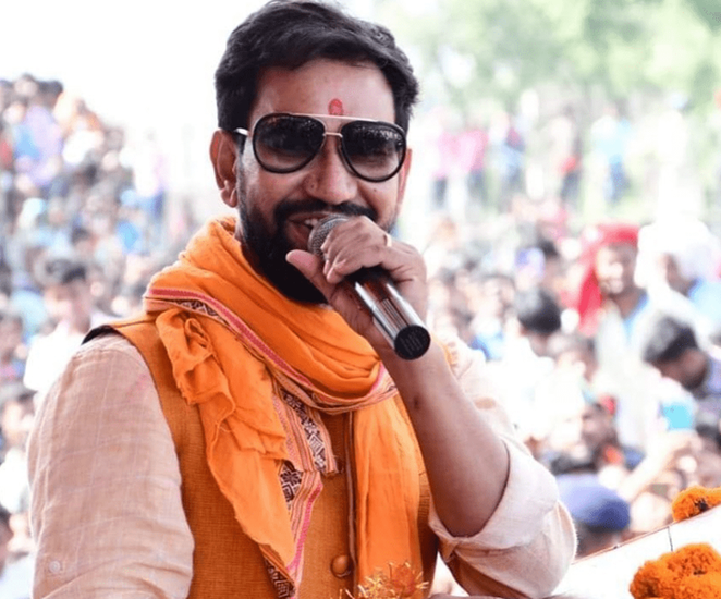दिनेश लाल यादव ने स्टेज सिंगर से एक्टर और फिर एक्टर से राजनेता तक का सफर तय किया है। कभी बेहद मामूली से पैसों में जीवन गुजारने वाले निरहुआ आज करोड़ों की संपत्ति के मालिक हैं।
