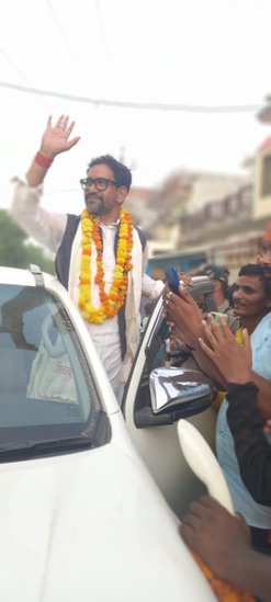 2019 में निरहुआ ने चुनाव आयोग को जो हलफनामा दिया था उसमें बताया था कि उनके पास करीब 6 करोड़ रुपये की चल अचल संपत्ति है।(यह भी पढ़ें- दिनेश लाल से दोगुने अमीर हैं धर्मेंद्र यादव, गाड़ियों के मामले में सपा प्रत्याशी से ज्यादा शौकीन हैं निरहुआ)