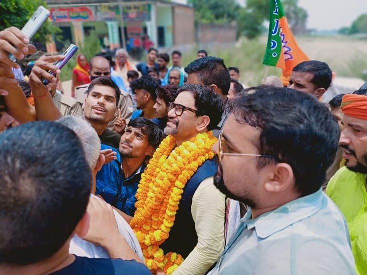 दिनेश लाल यादव उर्फ निरहुआ के हलफनामे में बताया गया है कि मंशा देवी के नाम पर कुल संपत्ति करीब 6 लाख 63 हजार रुपये की है। इसमें से 6 लाख तीस हजार के सिर्फ गहने हैं। (यह भी पढ़ें- करोड़ों की मालकिन हैं धर्मेंद्र यादव की पत्नी, जानिए कहां से होती है नीलम यादव की कमाई)