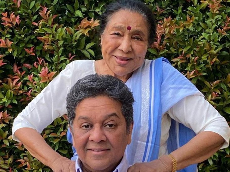 आशा भोंसले की तीन संतान थी। तीन में दो का निधन हो चुका है। 