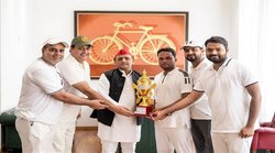 चलिए कहीं तो जीत नसीब हुई – क्रिकेट मैच में अखिलेश यादव की टीम ने बीजेपी विधायकों को हराया तो लोगों ने यूं ली चुटकी