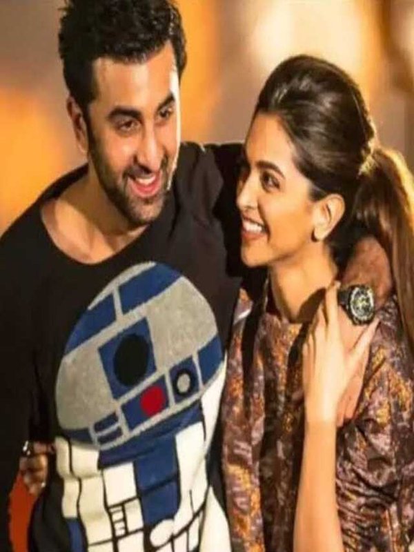 BOLLYWOOD CELEBS ARE FRIENDS AFTER THEIR BREAKUP