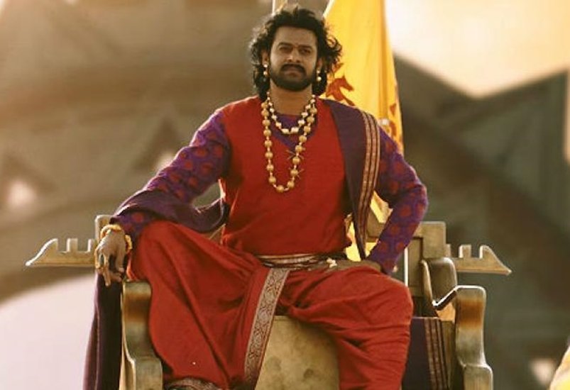 Baahubali: बाहुबली फिल्म के पहले और दूसरे पार्ट में आप देख सकते हैं कि प्रभास ने खुद ही पिता और बेटे का किरदार निभाया है। उनके किरदारों के नाम अमरेंद्र बाहुबली और महेंद्र बाहुबली था। 
