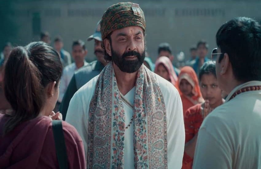 हालांकि ऐसा पहली बार नहीं है जब किसी वेब सीरीज या फिल्मों में ढोंगी बाबाओं की ताकतवर छवि को दिखाया गया हो। इससे पहले भी कई फिल्में ऐसी रही हैं जिनमें बाबा निराला (Baba Nirala) जैसे बाबाओं की ताकत को दिखाया गया है। इनके एक इशारे पर ही लोग कुछ भी करने को तैयार हो जाते हैं। (यह भी पढ़ें: ईशा गुप्ता ‘बाबा निराला’ से नहीं बल्कि सीरीज के इस कैरेक्टर से थीं प्रभावित, मिलते ही कही थी यह बात)
