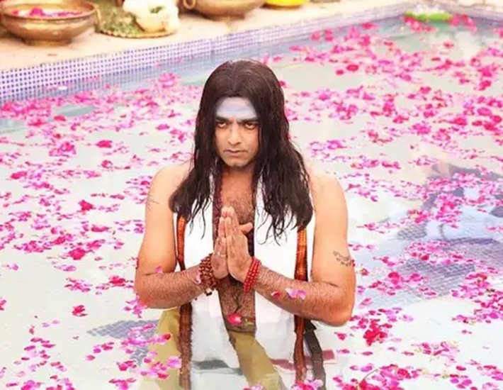 फिल्म ग्लोबल बाबा (Global Baba) में दिखाया गया है कि किस तरह से एक फर्जी बाबा लोगों को बेवकूफ बनाकर उन्हें लूटता है और सत्ता पर काबिज होना चाहता है। 
