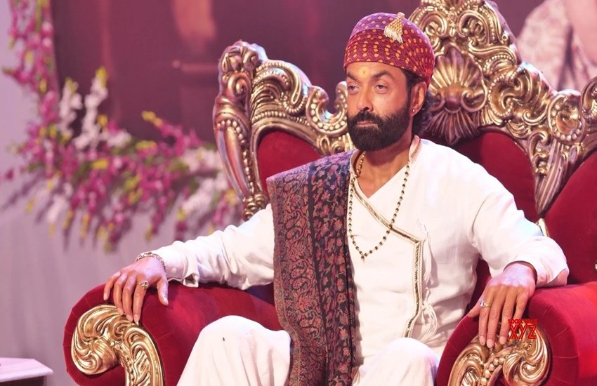 इसके अलावा बाबा निराला के किरदार से और कोई परेशानी नहीं हुई थी और ना ही किसी चीज की आदत लगी थी। (यह भी पढ़ें: Ashram 3: जब 80 किलो के पहलवान से भिड़ना अदिति पोहनकर को पड़ा महंगा, पम्मी पहलवान को आई थीं चोटें)