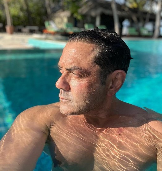 बता दें कि अब बॉबी देओल दो नए प्रोजेक्ट पर काम कर रहे हैं। इनमें से एक है पेंटहाउस जो नेटफ्लिक्स की ओर से बनाई जा रही है तो वहीं दूसरी है फिल्म एनिमल। (All Photos: Bobby Deol Instagram)