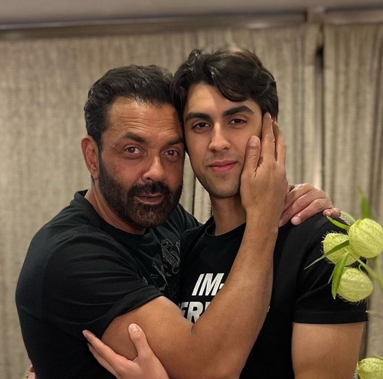 बॉबी ने आईएएनएस को दिए इंटरव्यू में कहा है कि वह अपने बच्चों को अपना एडवांटेज मानते हैं और उनसे काफी कुछ सीखने को मिलता है। 