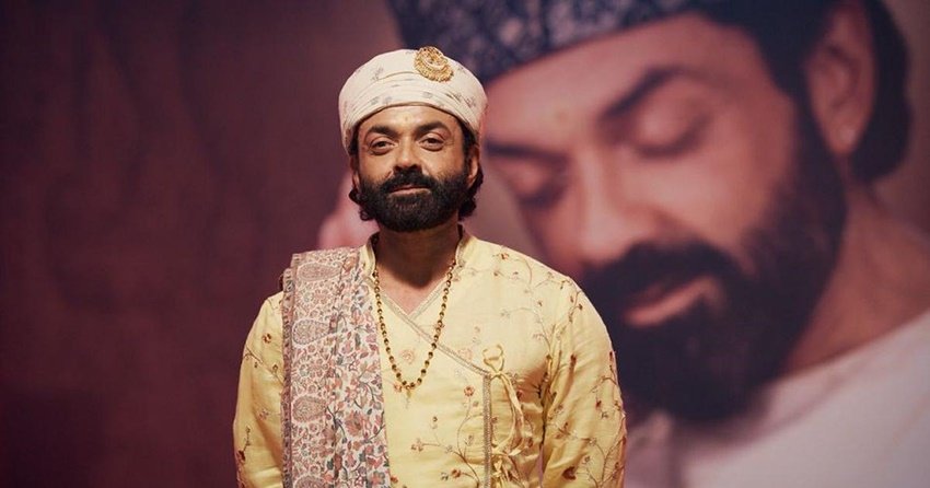 Ashram 3 Love Making Scenes: प्रकाश झा के निर्देशन में बनी वेब सीरीज आश्रम 3 इन दिनों चर्चा में है। इस सीरीज को ओटीटी (OTT) प्लेटफॉर्म एमएक्स प्लेयर (MX Player) पर रिलीज किया गया है। इस सीरीज में बॉबी देओल (Bobby Deol) और ईशा गुप्ता (Esha Gupta) के बीच लव मेकिंग सीन फिल्माया गया है। रिलीज के साथ ही ये सीन चर्चा में हैं।