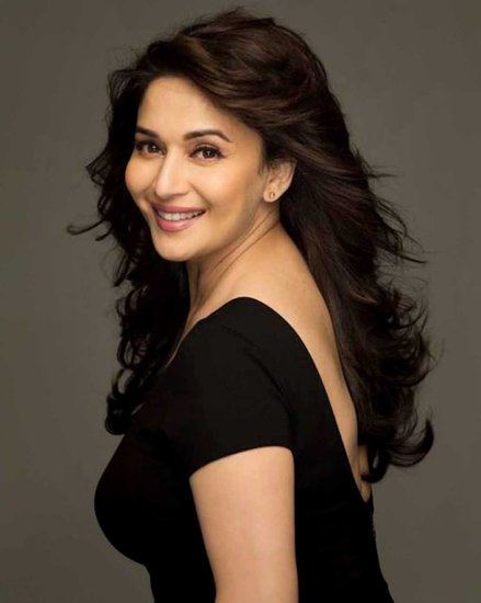 Madhuri Dixit: माधुरी दीक्षित अमिताभ बच्चन के साथ फिल्म ब्रह्मास्त्र में छोटे से रोल में दिखेंगी। वह फिल्म में देवी दुर्गा के रूप में नजर आने वाली हैं।
