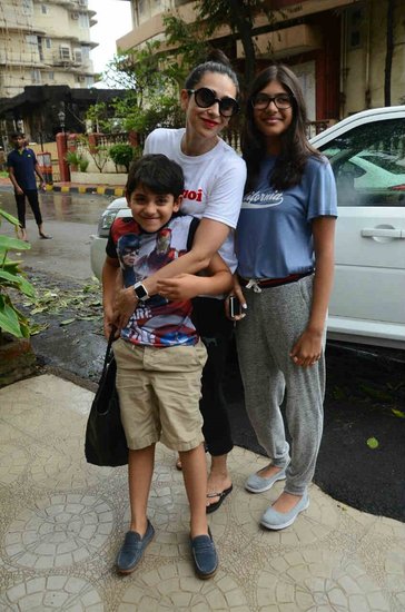 Karishma Kapoor: करिश्मा कपूर पति संजय कपूर से तलाक के के बाद अपने दोनों बच्चों के लिए पिता की भूमिका भी निभा रही हैं।