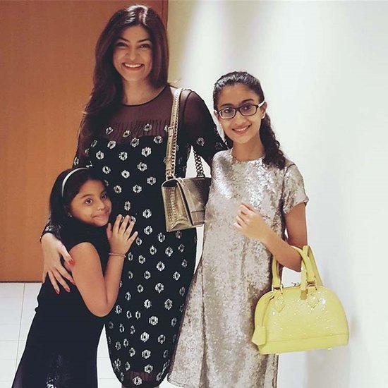 Sushmita Sen: सुष्मिता सेन ने दो बच्चियों को गोद लिया है। दोनों बच्चियों को सुष्मिता अकेले पाल रही हैं। सुष्मिता ने शादी नहीं की है।