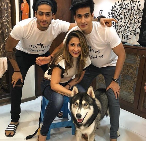 Urvashi Dholakia: एक्ट्रेस उर्वशी ढोलकिया शादी के दो साल बाद ही पति से तलाक लेकर अलग हो गई थीं। तब से अब तक वह अपने जुड़वा बेटों के लिए पिता का फर्ज भी निभा रही हैं।