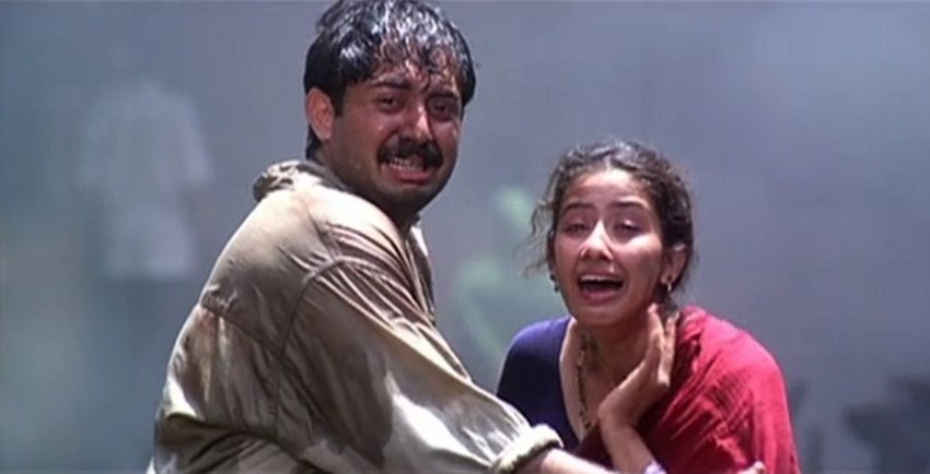 Bombay: 1995 में आई डायरेक्टर मणिरत्नम की इस फिल्म में 1992 में बाबरी विध्वंस के दौरान हुए दंगों को दिखाया गया है। यह अमेजन प्राइम पर मौजूद है। 