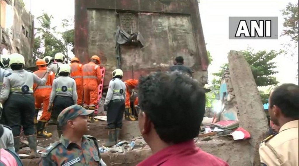 मुंबई के कुर्ला में सोमवार देर रात इमारत ढहने के बाद बचाव कार्य में जुटे फायर ब्रिगेड के कर्मचारी। (Photo ANI)