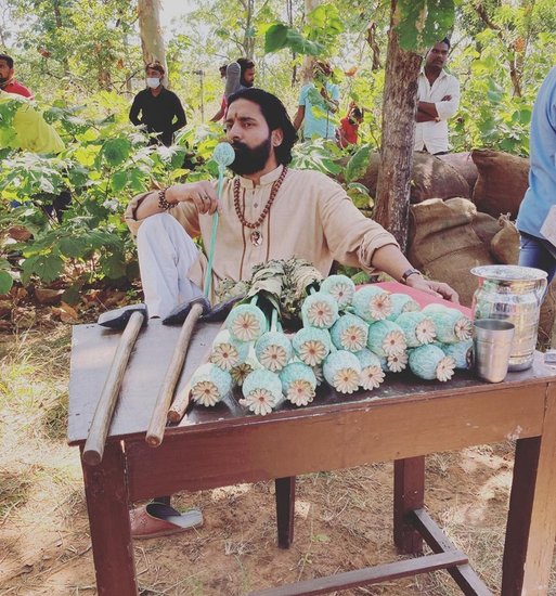 इतना ही नहीं, जब प्रकाश झा उन्हें डांटकर और नाराज होकर जाने लगे तो चंदन ने आवाज देकर कहा कि सर आप भी खा लीजिए। इस पर प्रकाश झा को और गुस्सा आया और उन्होंने चंदन को और डांटा। (All Photos: Chandan Roy Sanyal Instagram)