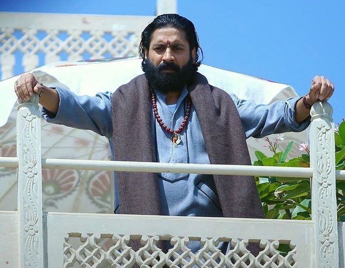 चर्चित वेब सीरीज आश्रम (Ashram) में चंदन रॉय सान्याल (Chandan Roy Sanyal) ने भोपा स्वामी (Bhopa Swami) का किरदार निभाया है जिसे दर्शकों ने खूब पसंद किया है। आश्रम 3 (Ashram 3) में भी चंदन के काम की काफी तारीफ हुई है। चंदन का भोपा स्वामी वाला किरदार इतना प्रसिद्ध हुआ कि लोग उन्हें भोपा स्वामी के नाम से ही जानने लगे हैं। 