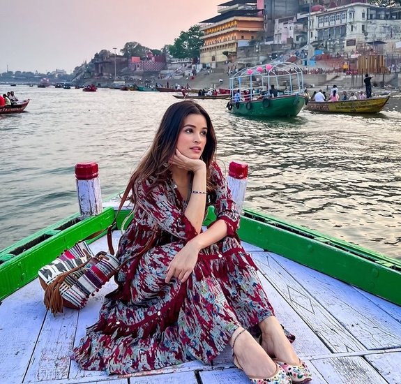चेतना पांडे को दिलवाले फिल्म पसंद है जिसमें शाहरुख खान, काजोल और वरुण धवन समेत कई स्टार्स हैं। (All Photos: Social Media)