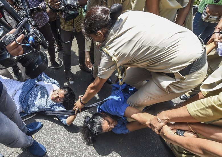 प्रदर्शनकारियों से निपटने के लिए दिल्ली पुलिस के अलावा अर्धसैनिक बलों को भी तैनात किया गया था।